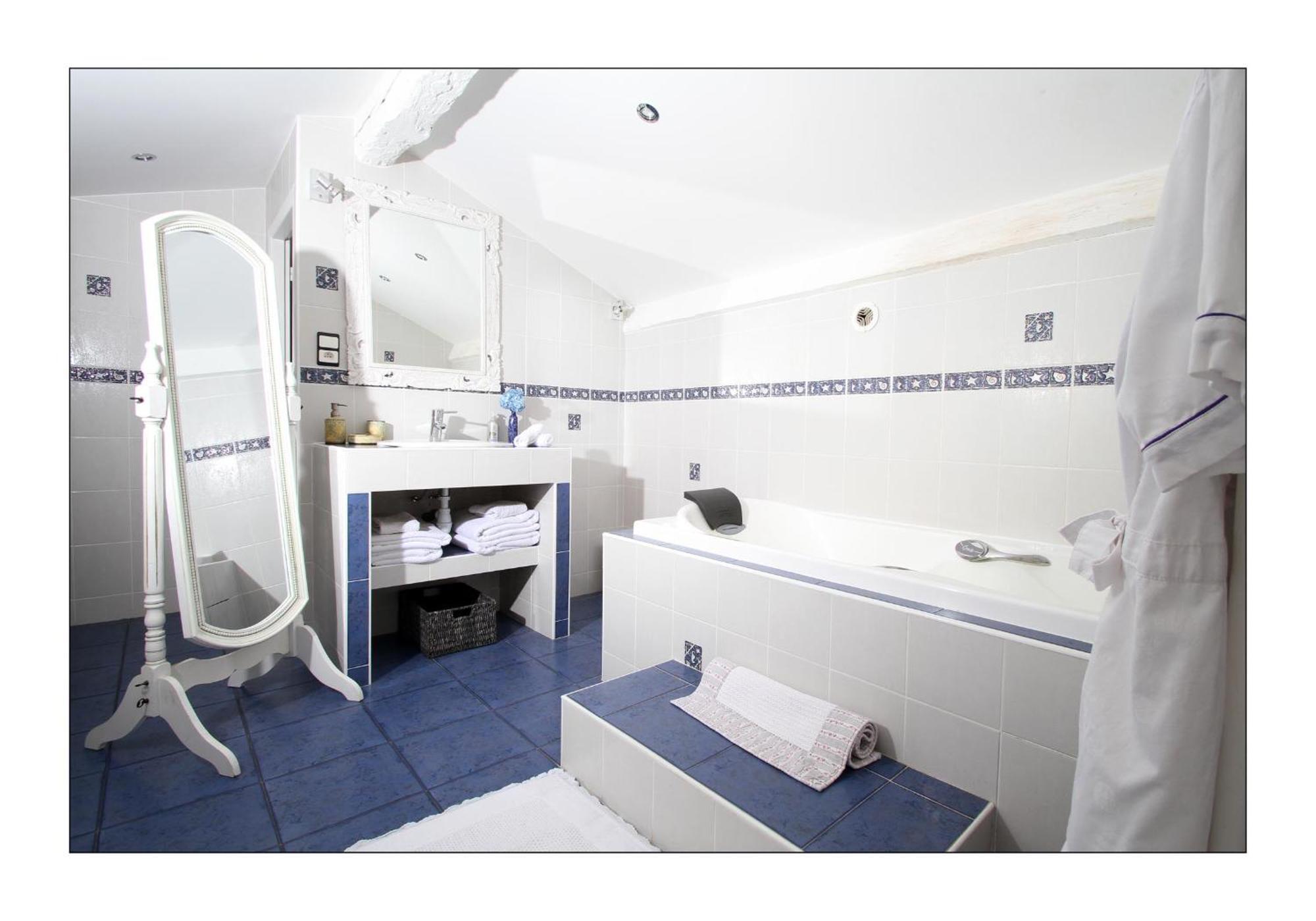 Villa Aimee Luxury Apartments With Heated Pool Vals-les-Bains Pokoj fotografie